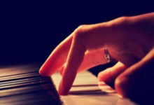 芬兰队田径选手获得接力比赛第二名：汗水换来国旗飘扬的荣耀