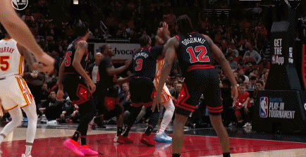 NBA季后赛：狂扫老鹰队进入决赛的简单介绍