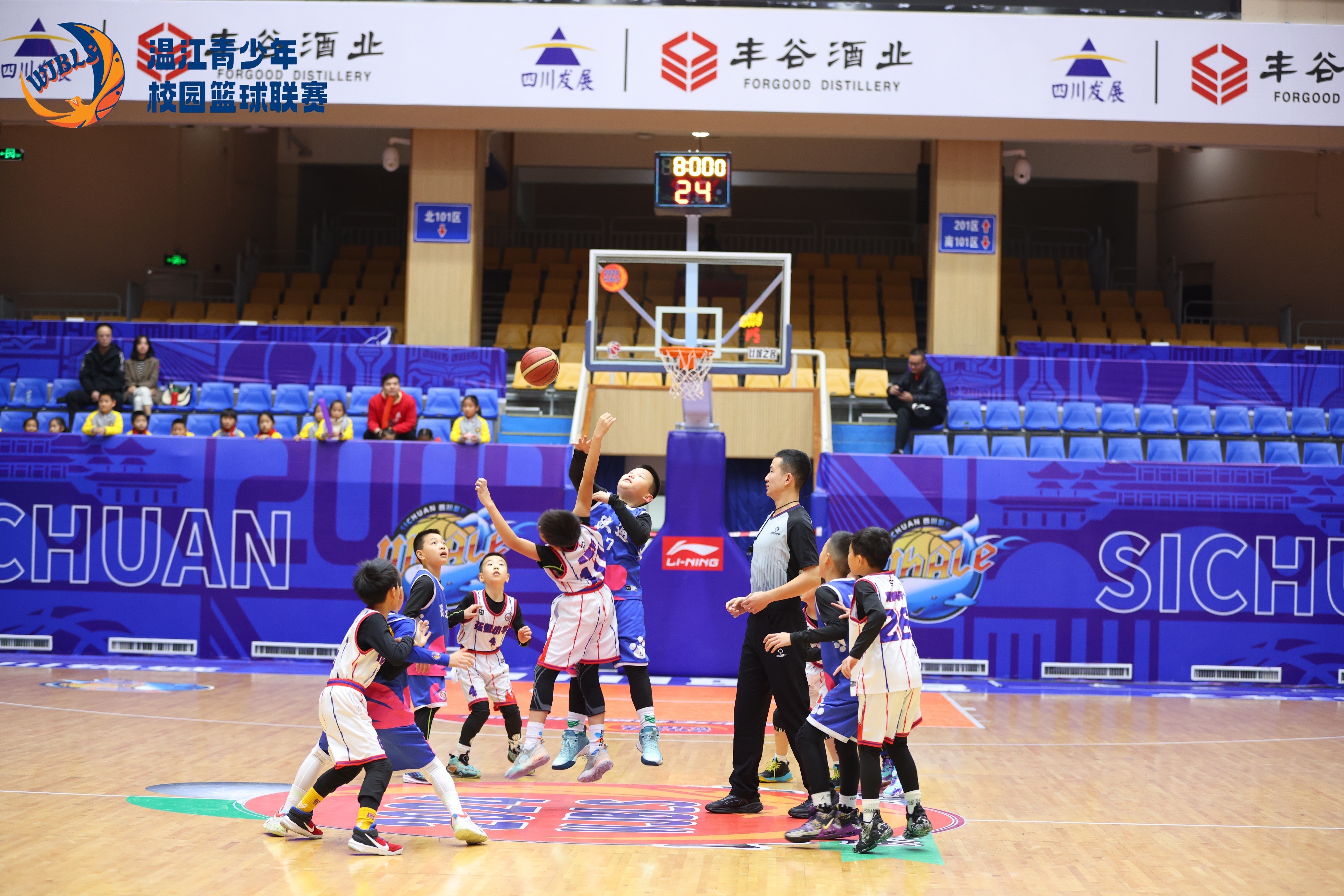 包含莘莘学子热衷于观摩篮球赛事的词条