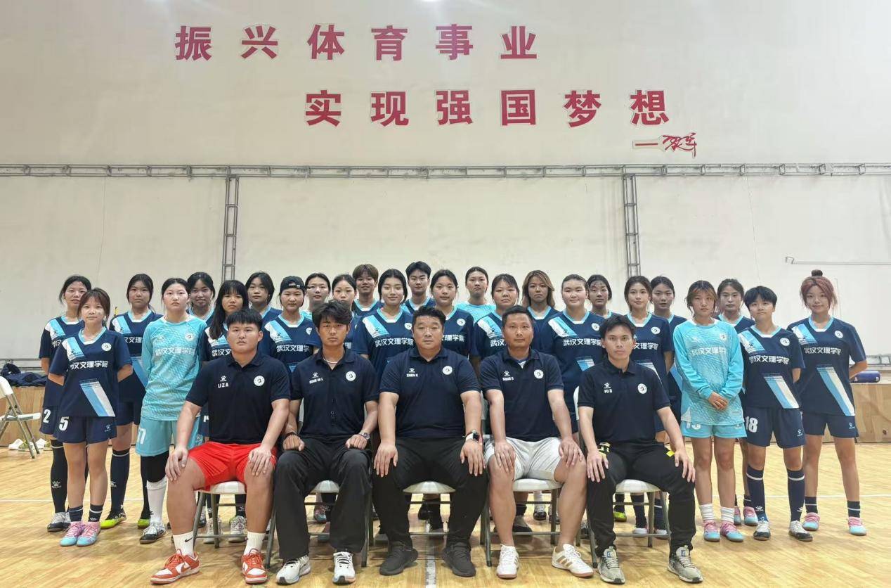 球队备战下一场比赛，教练强调团队合作的重要性的简单介绍